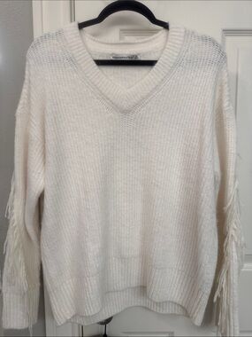 Abercrombie & Fitch Cream V‑Neck Sweater with Fringe Sleeves